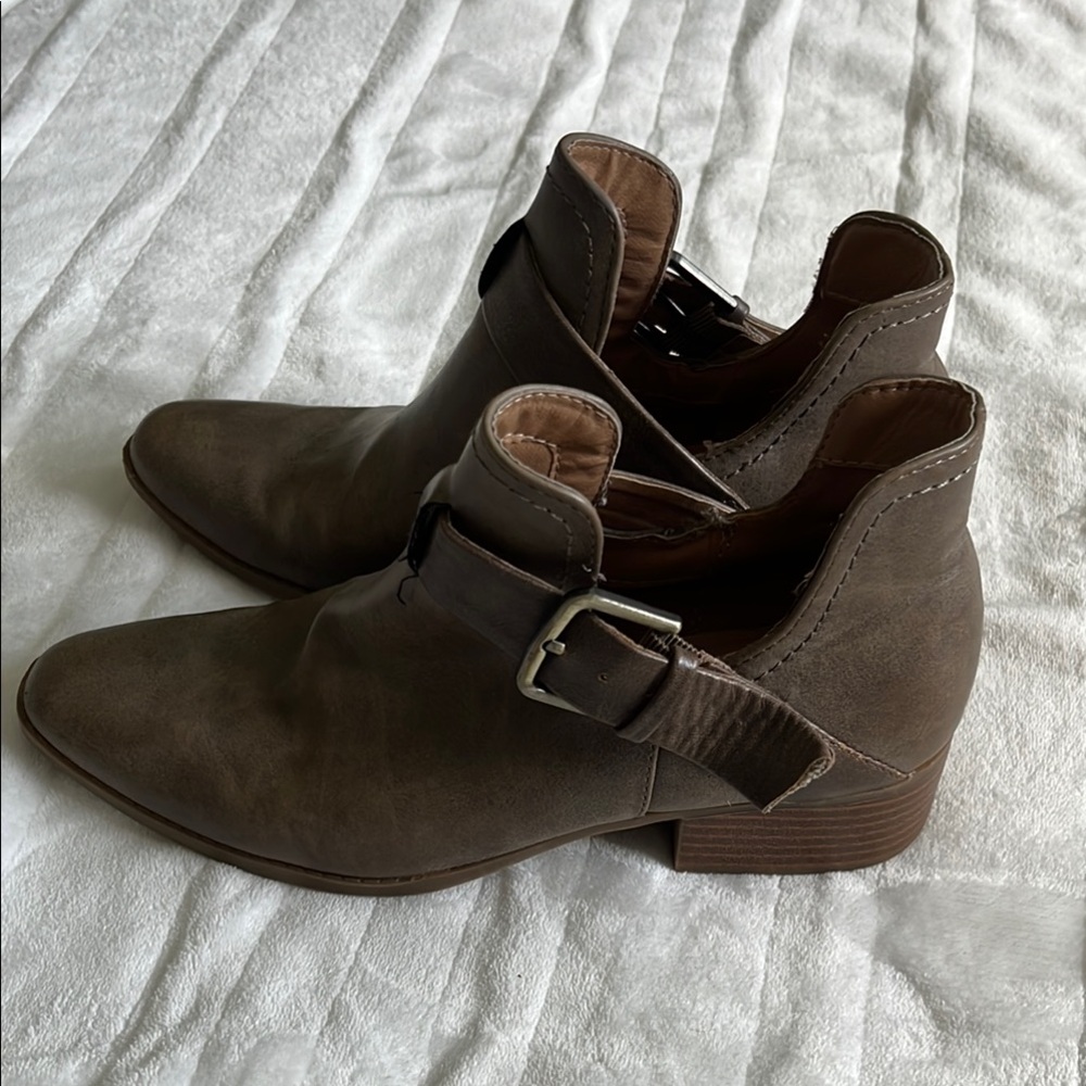 Wonderly Taupe Buckle Ankle Boots | Size 6 | Faux Leather Low Heel